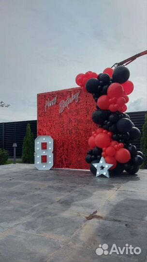 Красная фотозона из паеток красных