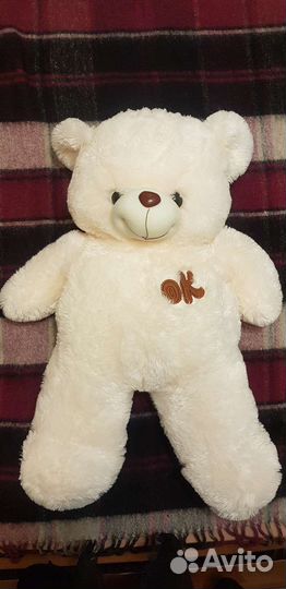 Большой плюшевый медведь