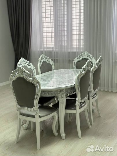 Стол и стулья