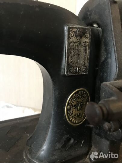 Старинная швейная машинка