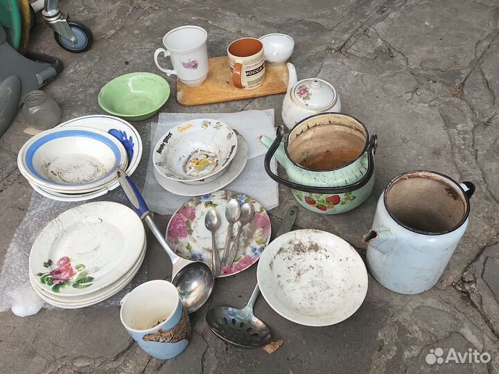 Старая посуда (тарелки, чашки, чайник)