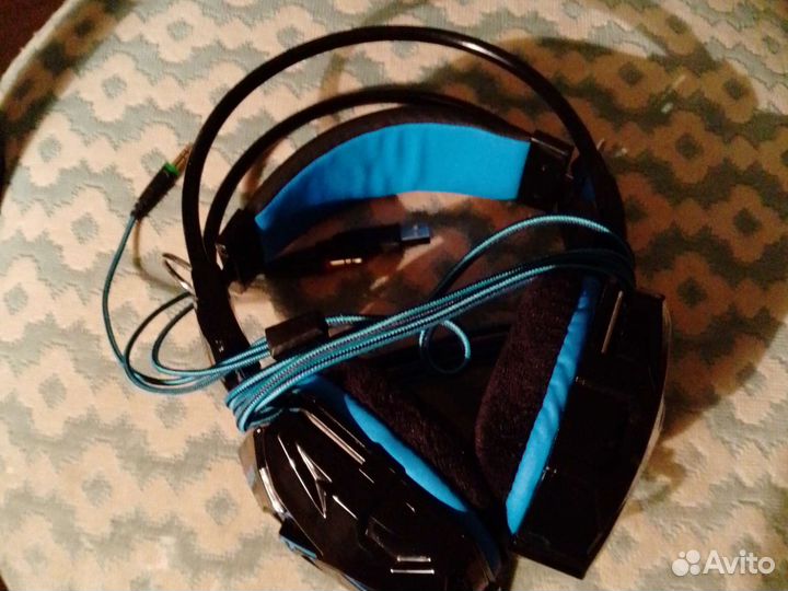 Игровые наушники с микрофоном и синей подсветкой