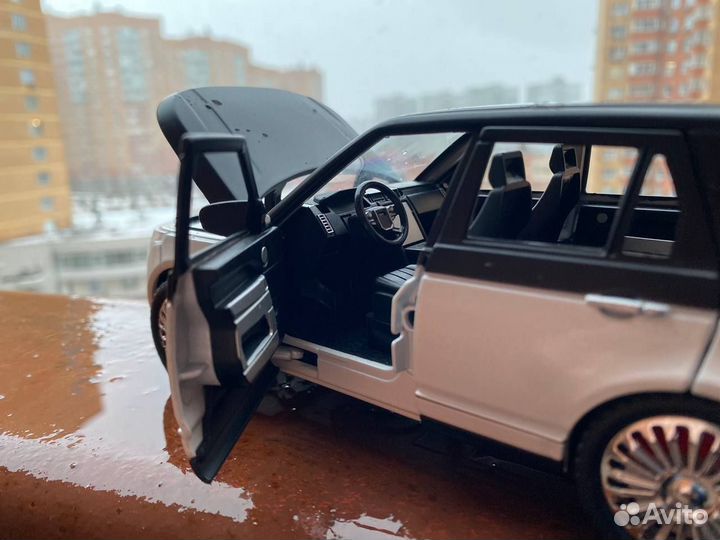 Модель Land Rover Range Rover Vogue Белый/Черный