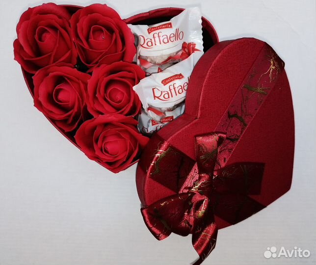 Мыльные розы в сердце с рафаэлло
