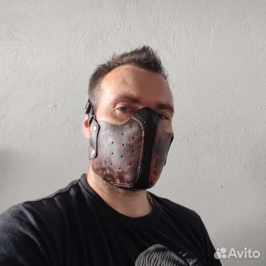 Маска из натуральной кожи