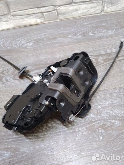 Замок двери передний правый Land Rover Freelander