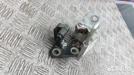 Петля передняя правая volkswagen passat B6 (KDN01F