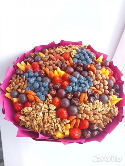 Букет из орехов и фруктов