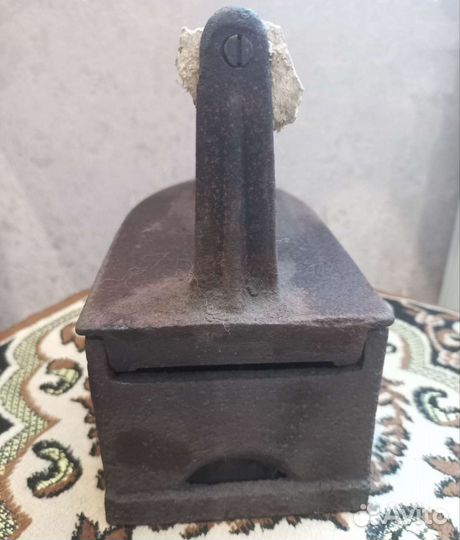 Старинный утюг на углях