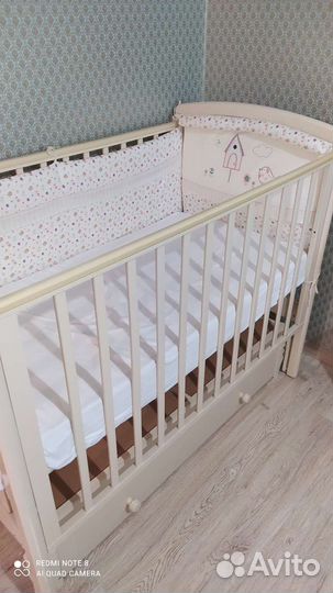 Детская кроватка с маятником и ящиком