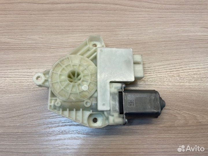 Мотор стеклоподъемника задний правый Skoda Rapid