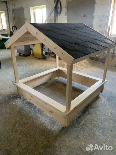 Песочница с крышей