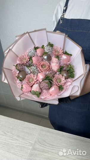 Клубника в шоколаде подарок из шоколада