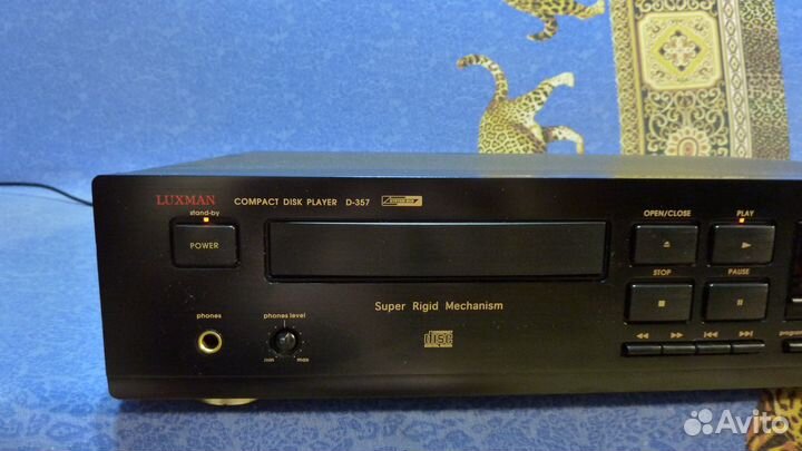 CD-проигрыватель Luxman D-357