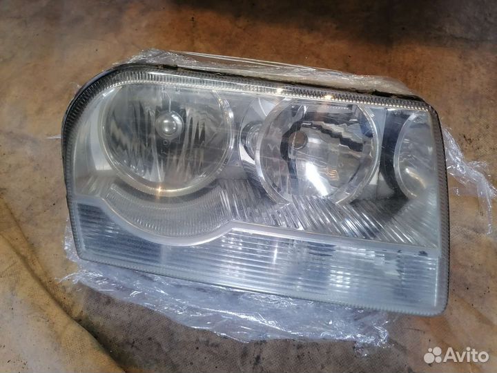 Крайслер 300c правая фара