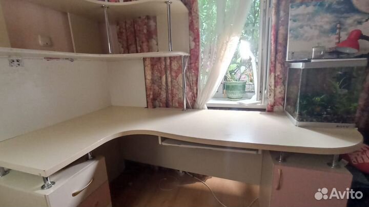 Угловой письменный стол