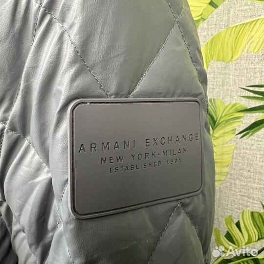 Armani Exchange лёгкий пуховик из эко-кожи