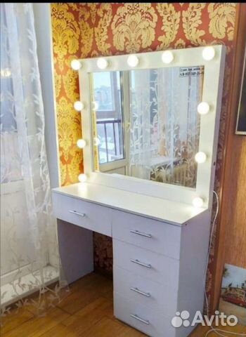 Гримерный столик с зеркалом и подсветкой