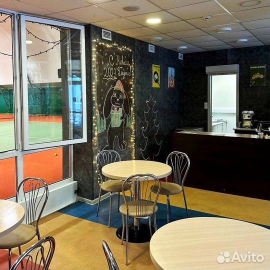 Сотрудник мини-кафе в спорткомплексе