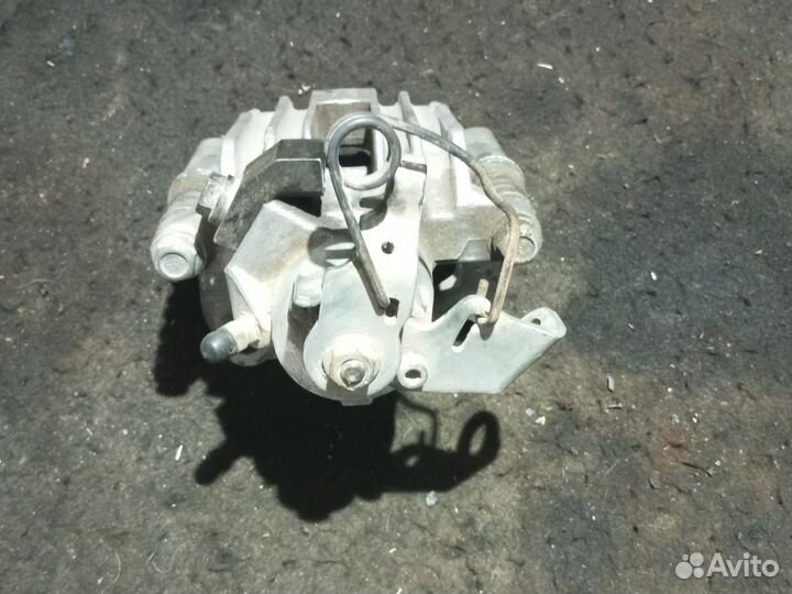 Суппорт задний правый Skoda Octavia A4 1.8 турбо