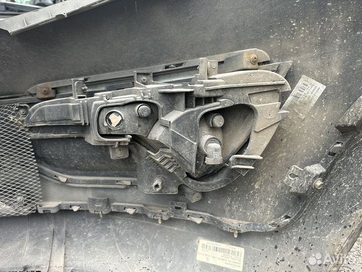 Решетка радиатора, правая противотуманка