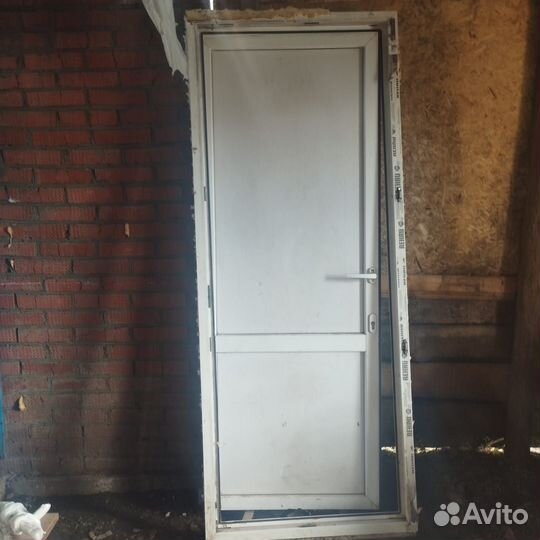 Пластиковая дверь