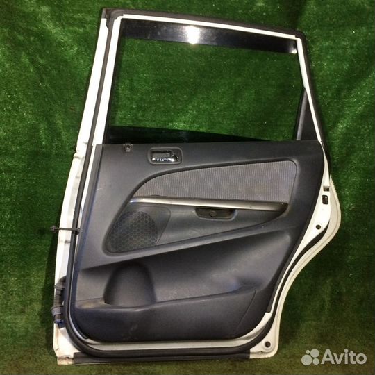 Дверь задняя правая Honda Stream RN1 Белая царапин