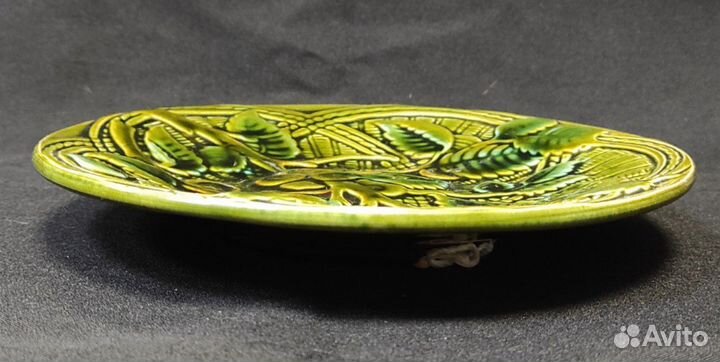 Красивая настенная фаянсовая тарелка 