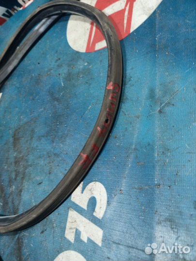 Уплотнитель двери передний правый Nissan Sunny