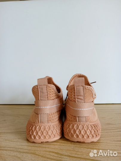 Кроссовки женские в стиле Adidas Yeezy boost 37