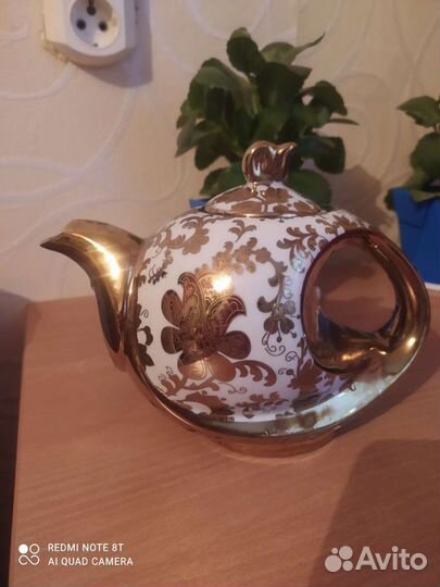 Заварочный чайник в золоте