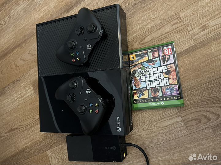 Xbox One + 2 геймпада + GTA5