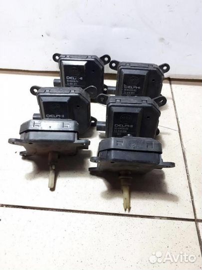 Моторчик привода заслонок отопителя Opel Astra H