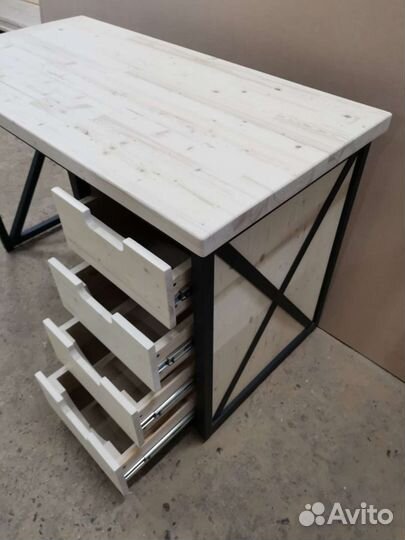 Компьютерный стол в стиле лофт