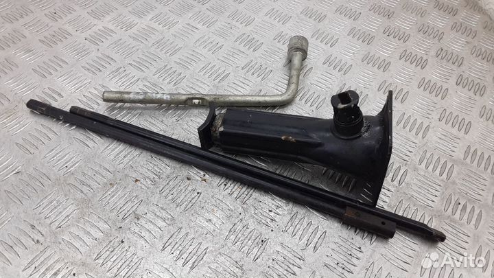 Домкрат на Isuzu Trooper