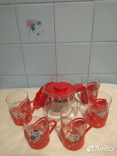 Набор посуды из стаканов в подстаканниках кувшина