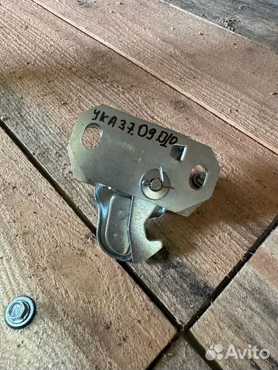 Защелка крыши кабины ук А37.09.010 мтз