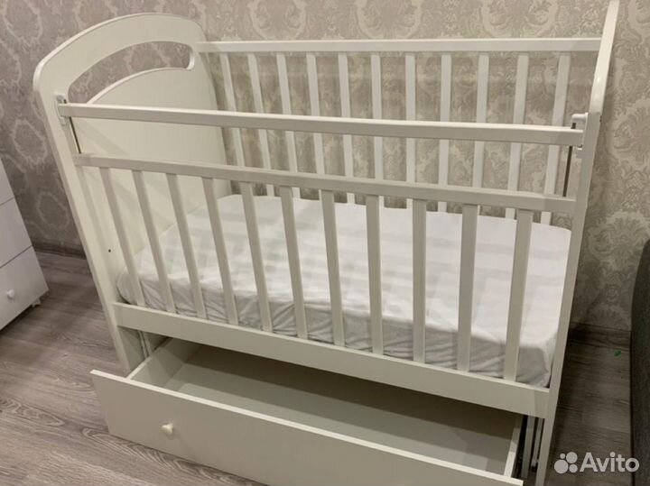 Детская кроватка с маятником