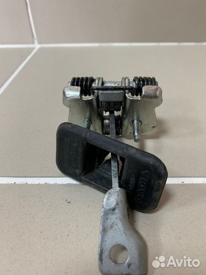 Ограничитель двери передний правый Renault Duster