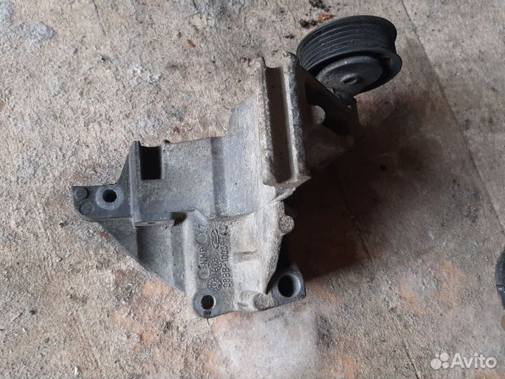 Кронштейн генератора ford focus 1 с роликом натяж