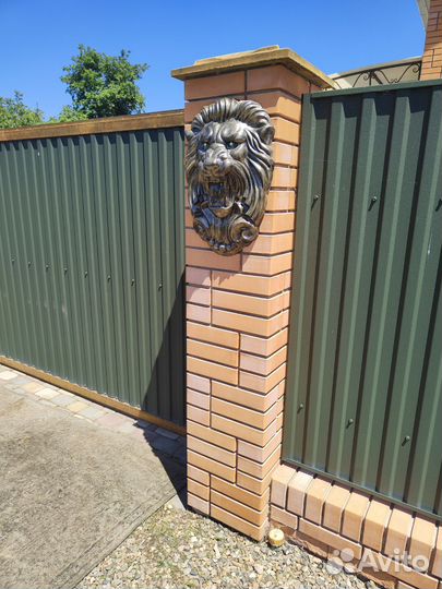 Барельеф морда льва