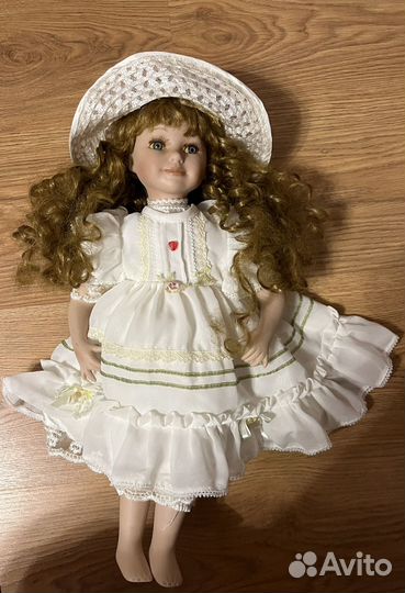 Кукла фарфоровая