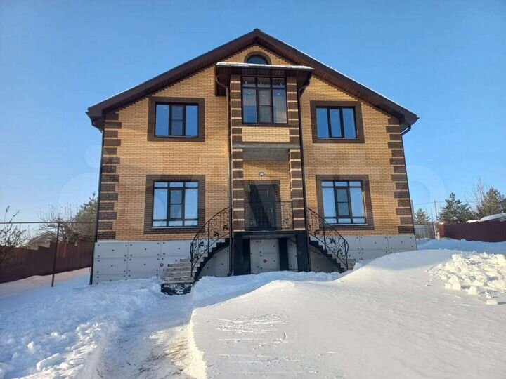 Коттедж 257 м² на участке 12 сот.