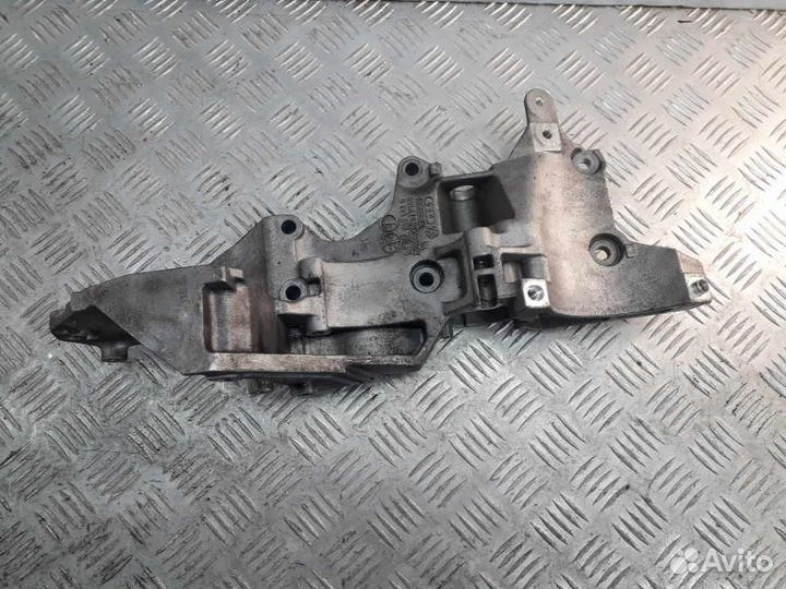 Кронштейн генератора Volkswagen Passat