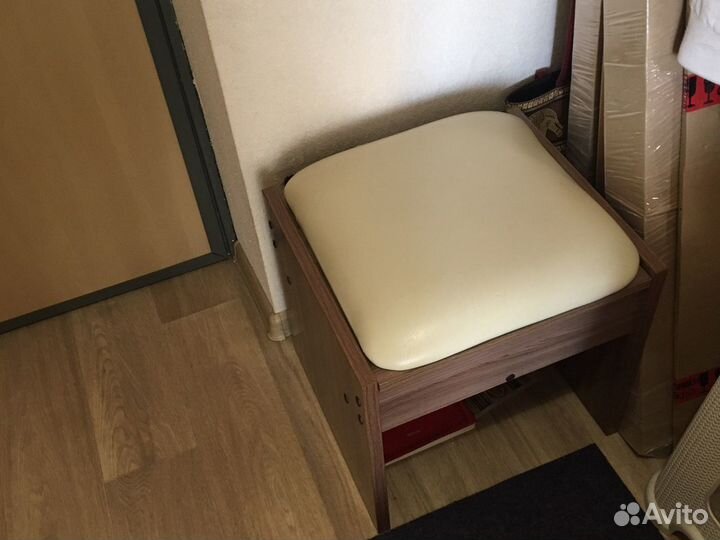 Пуфик с мягким сиденьем, которое откидывается и с