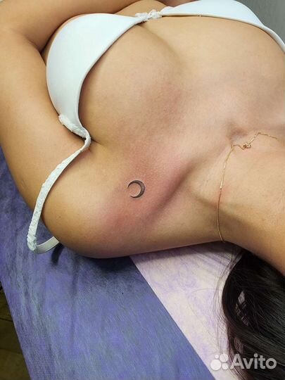 Модель на татуировки мини тату