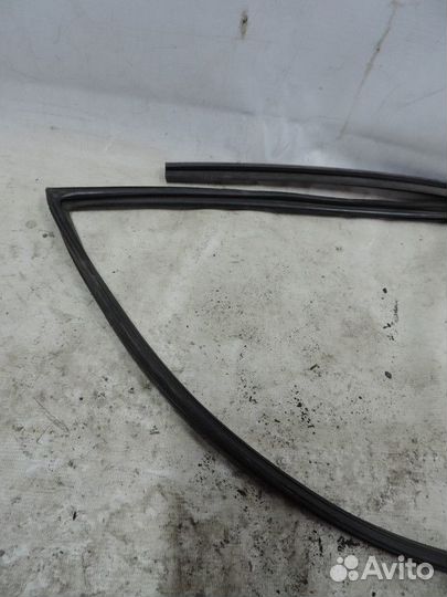 Уплотнитель стекла двери передний левый Toyota All