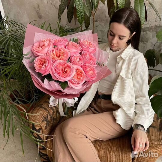 Букет пионовидных роз с эвкалиптом