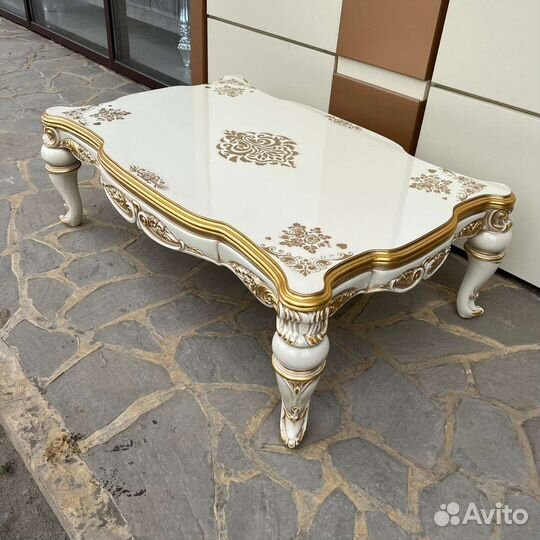 Журнальный столик