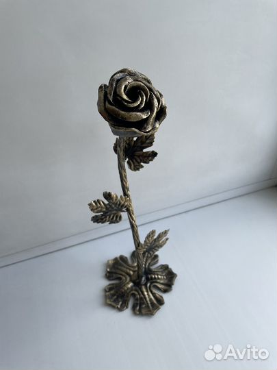 Роза металлическая на подставке